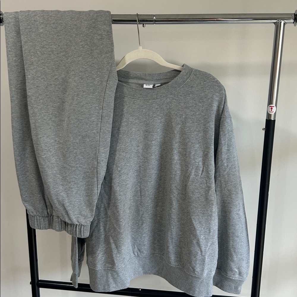 GAP Heather Gray Sweatshirt